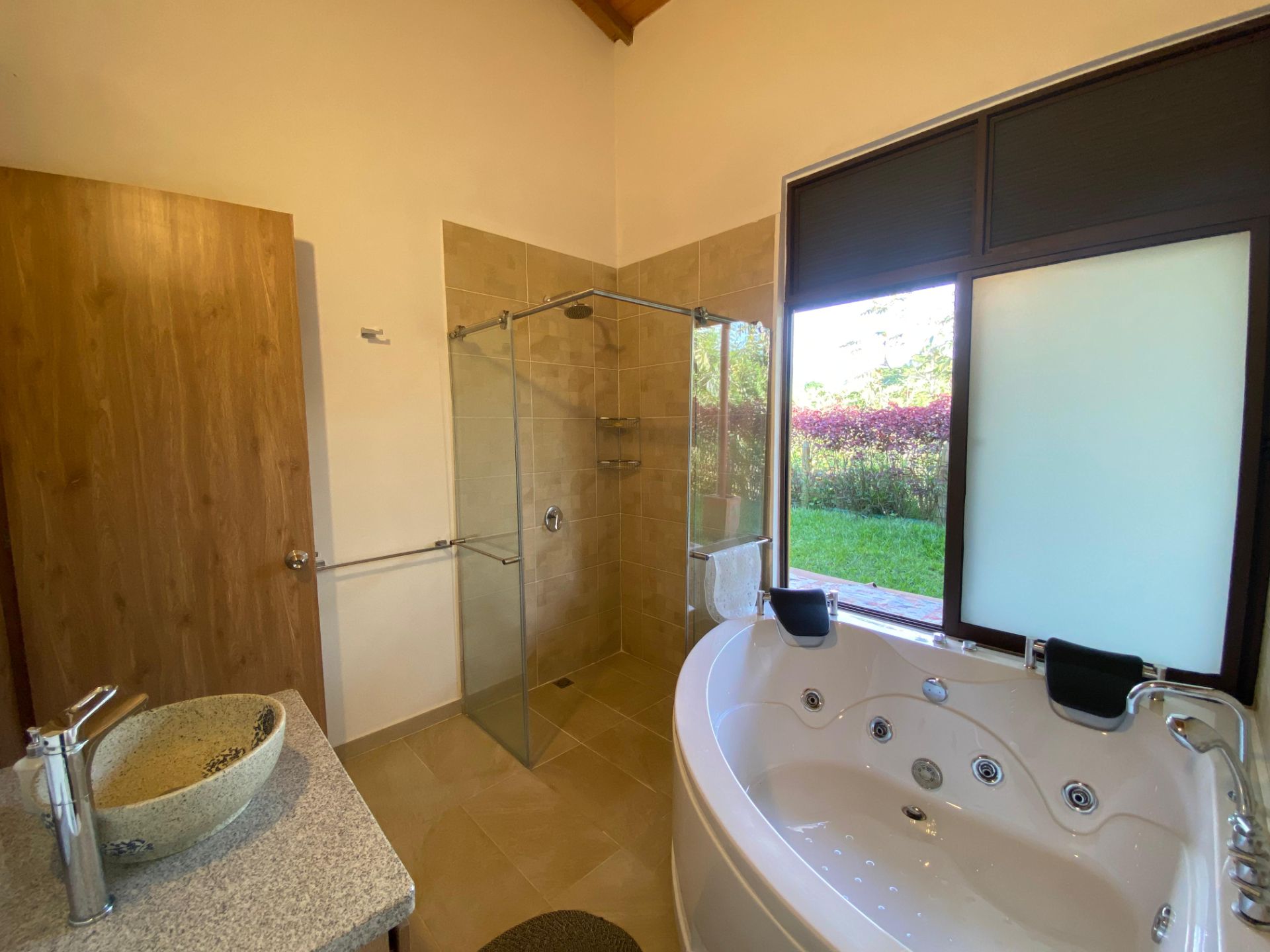 Casa campestre en renta – sector El Caimo espaciosa y luminosa.jpg