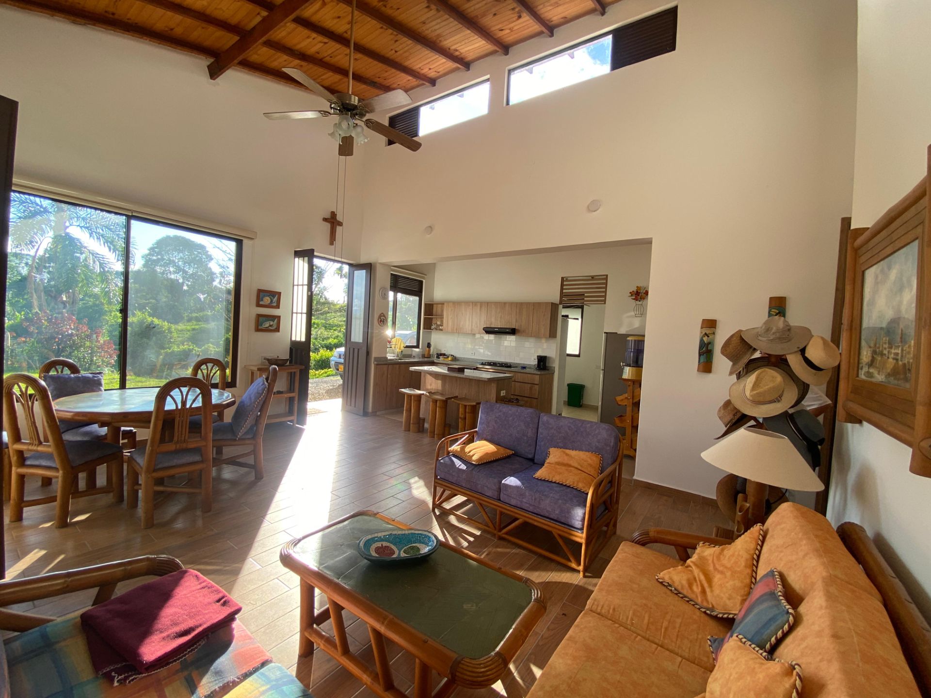 Casa campestre en renta – sector El Caimo con amplias zonas verdes.jpg